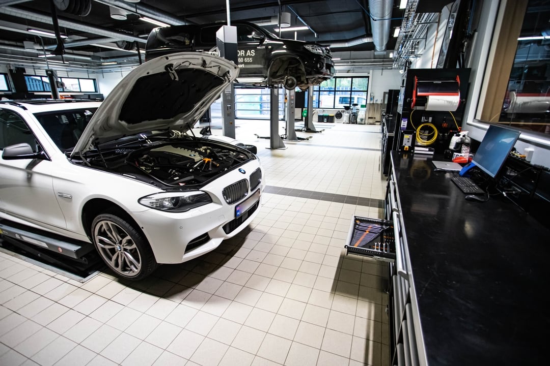Prestmarken Bilservice verksted med sertifiserte teknikere som utfører service og reparasjoner på alle bilmerker