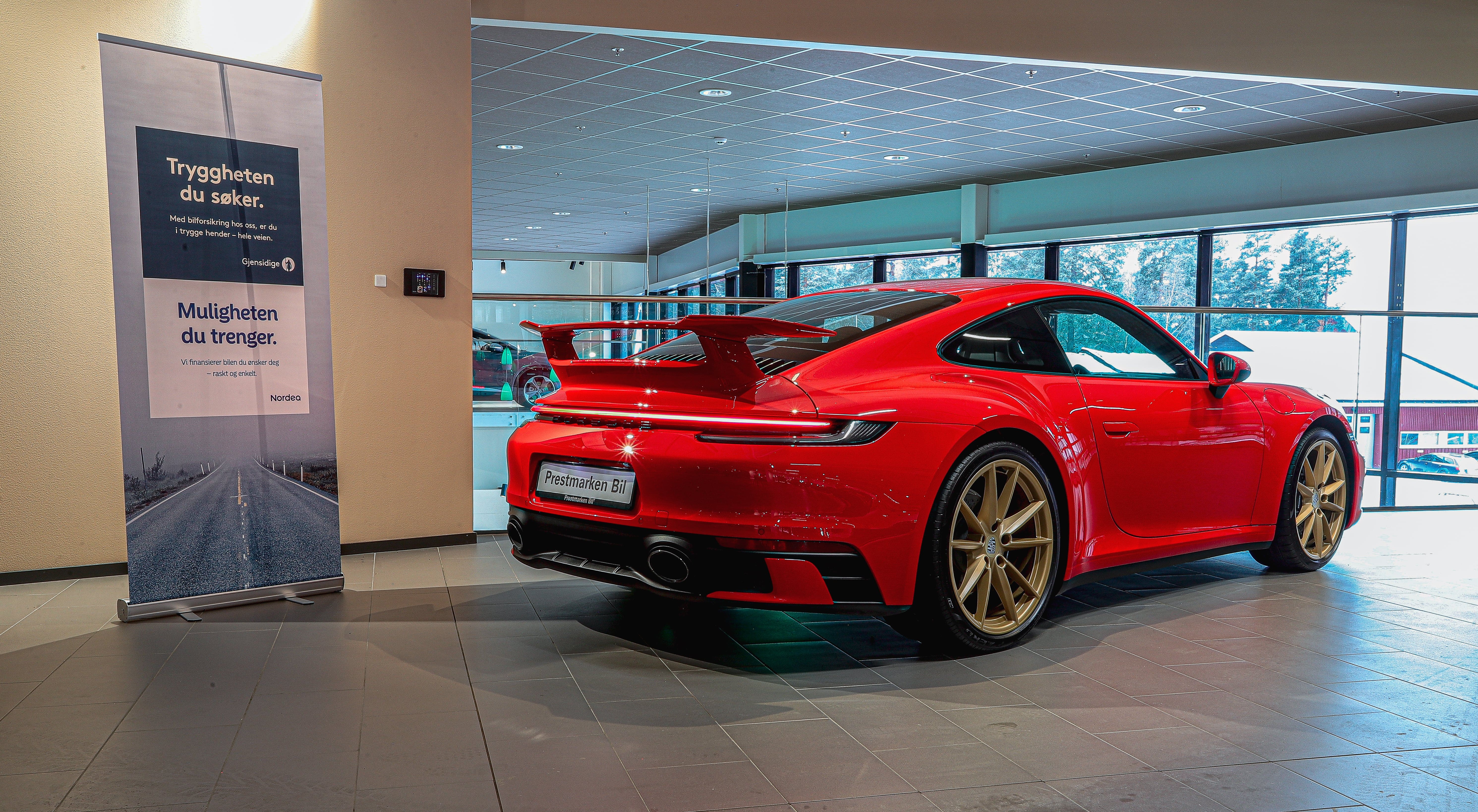 Prestmarken Bil showroom med oppstilte premium-biler under moderne belysning i det 4200 kvadratmeter store bilanlegget